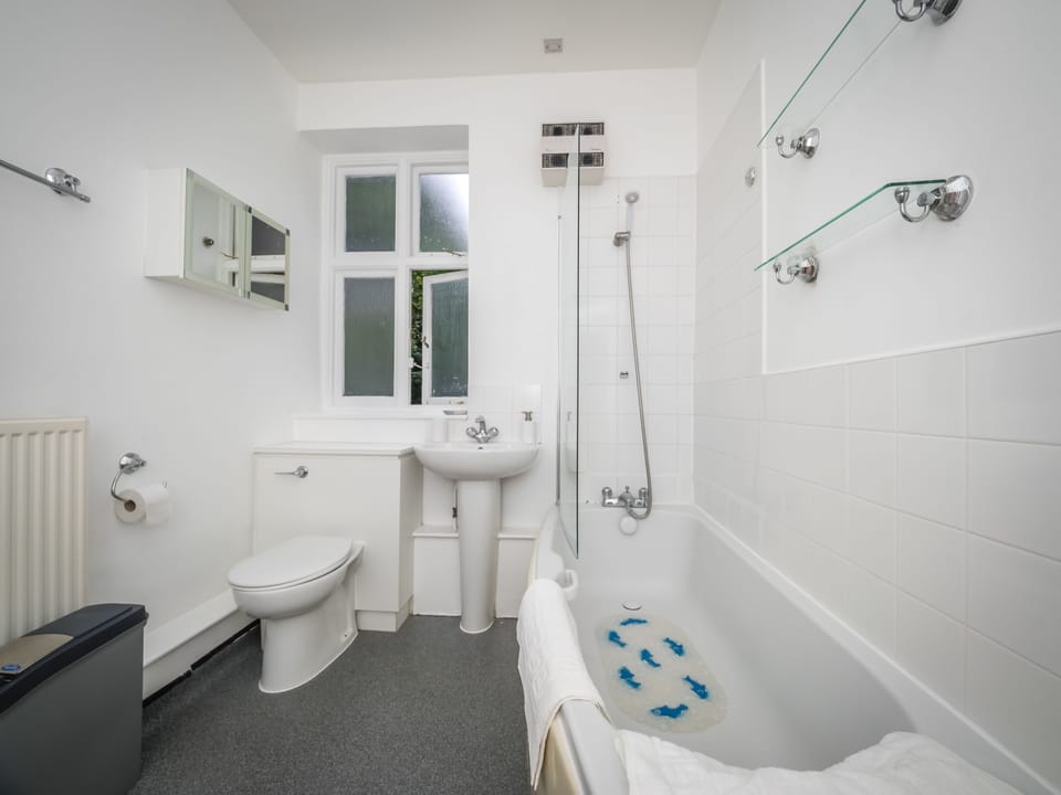 Superior Apartment, 2 Bedrooms | Bathroom | Shower, free toiletries, towels