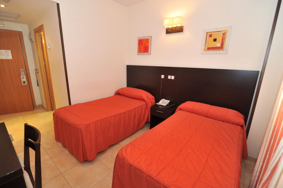Twin Room | Desk, free WiFi