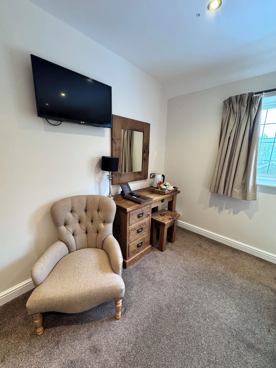 Twin Room | Free minibar, individually decorated, individually furnished, desk