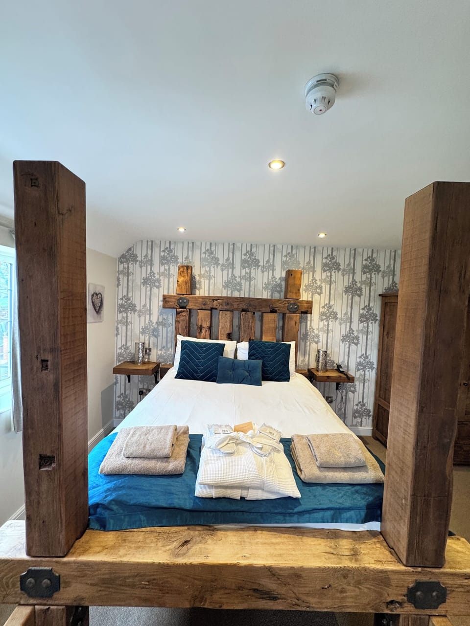 Executive Room | Free minibar, individually decorated, individually furnished, desk