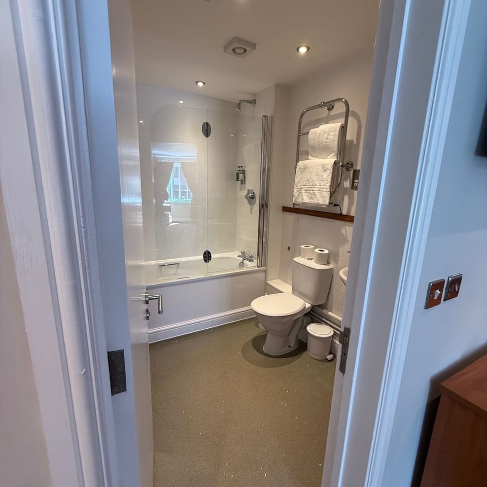 Deluxe Double Room | Bathroom | Combined shower/tub, free toiletries, hair dryer, towels