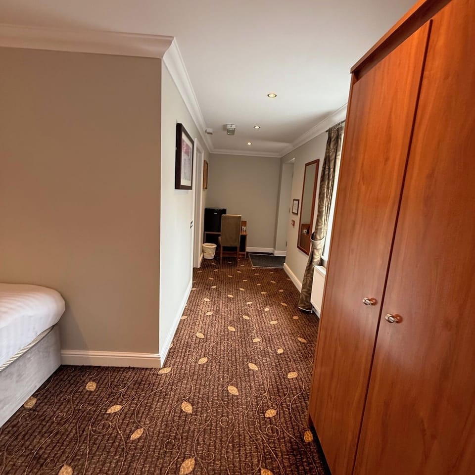 Family Triple Room | Desk, laptop workspace, iron/ironing board, free WiFi