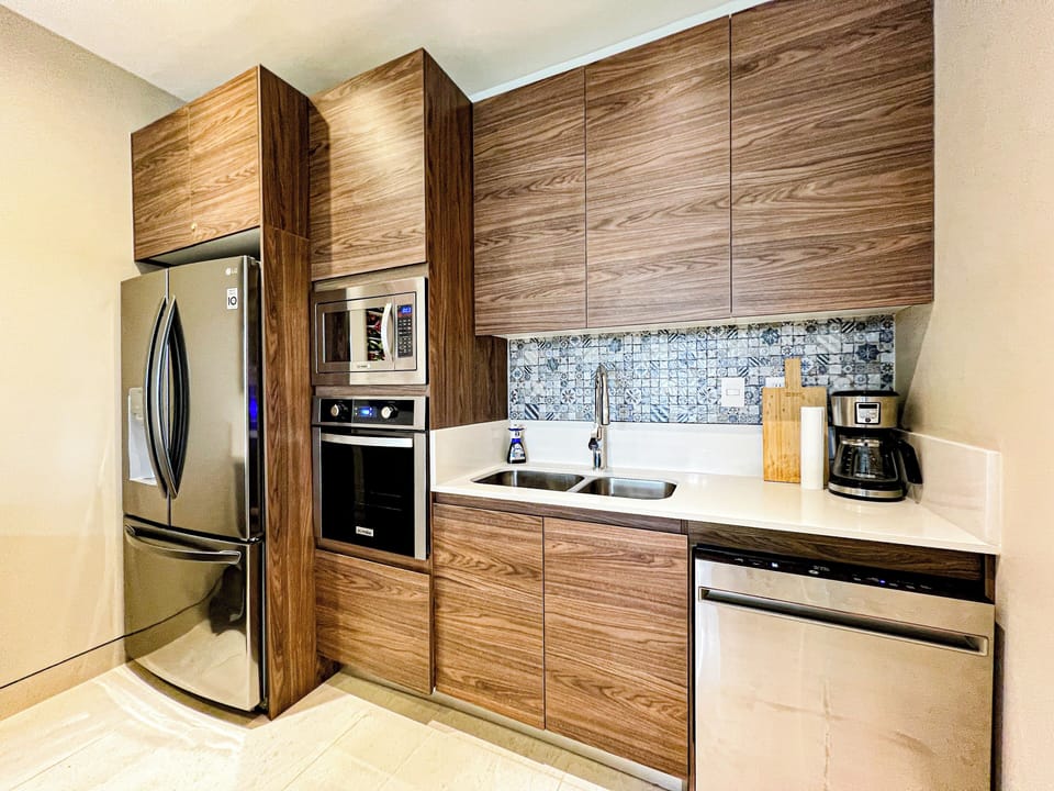 Full-size fridge, microwave, oven, stovetop