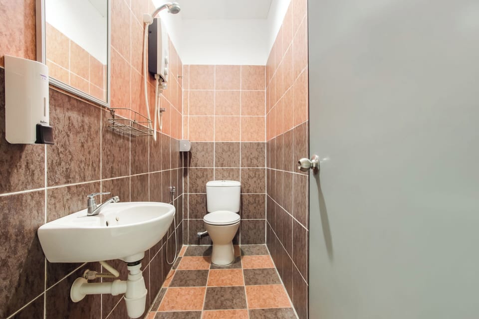 Shower, rainfall showerhead, free toiletries, bidet