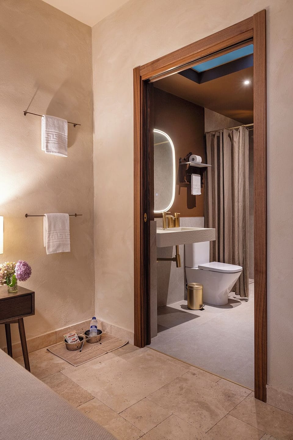 Comfort Double Room, Mobility Accessible, City View | Bathroom | Shower, rainfall showerhead, hair dryer, towels