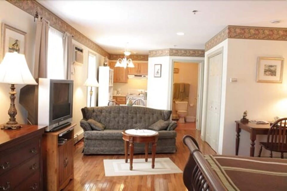 Executive Suite, 1 King Bed, Balcony | Living area | 39-inch LED TV with cable channels, TV