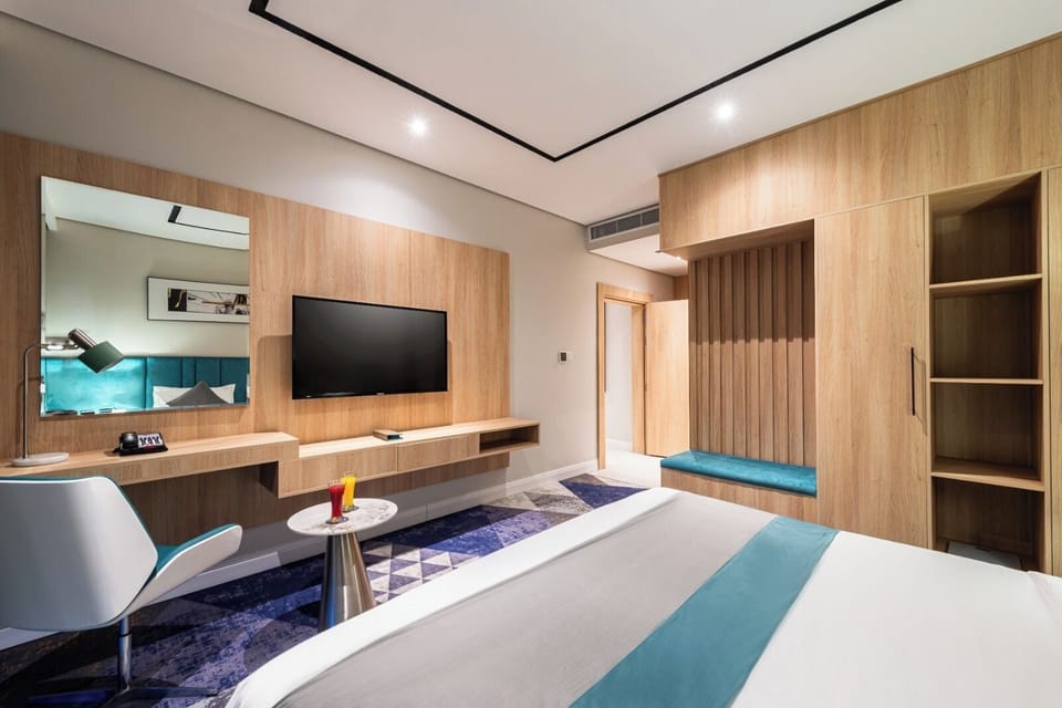 Deluxe Room | Hypo-allergenic bedding, minibar, soundproofing, iron/ironing board