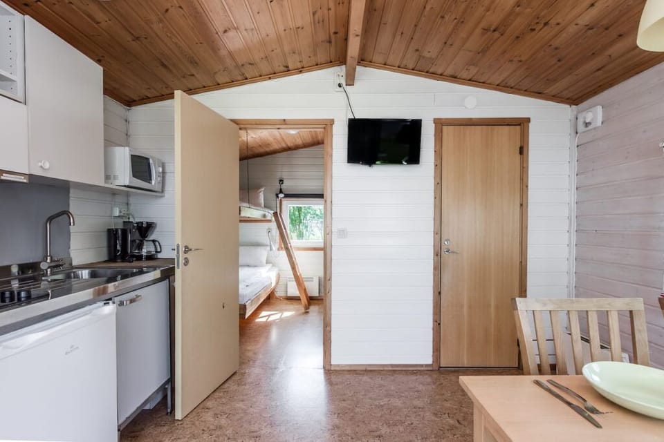 Classic Cottage | Private kitchen | Fridge, microwave, stovetop, cookware/dishes/utensils