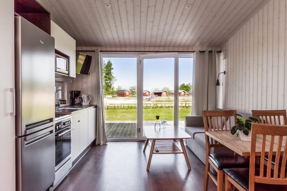 Classic Cottage | Private kitchen | Fridge, microwave, stovetop, cookware/dishes/utensils