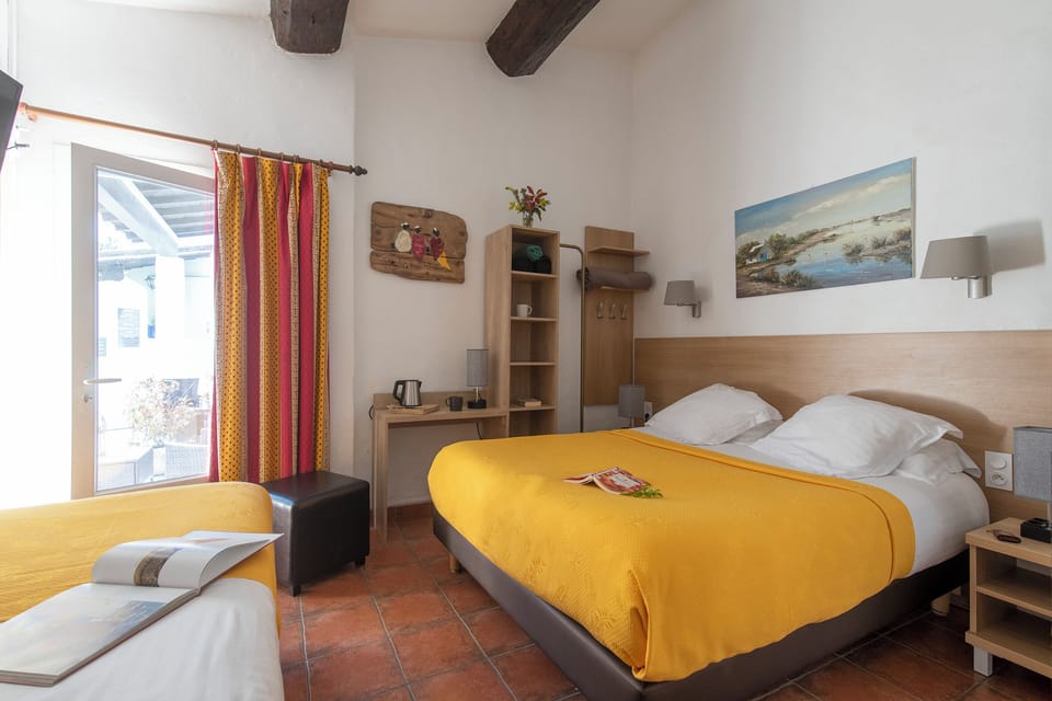 Triple Room, Terrace | Hypo-allergenic bedding available, in-room safe, desk, soundproofing