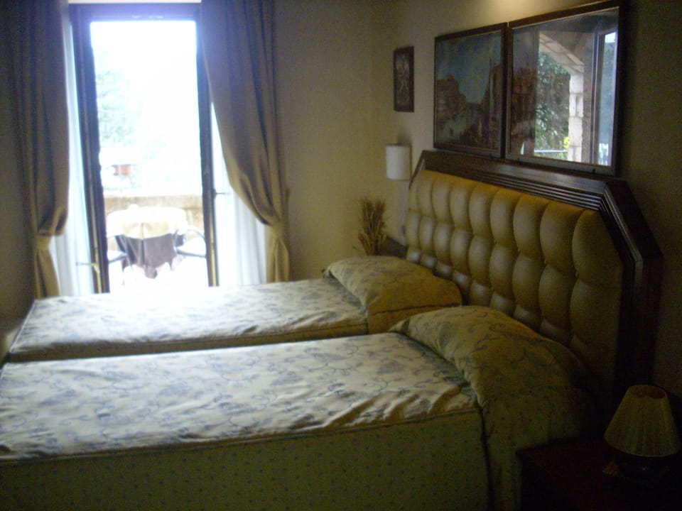 Triple Room, Valley View | Minibar, in-room safe, desk, free cribs/infant beds