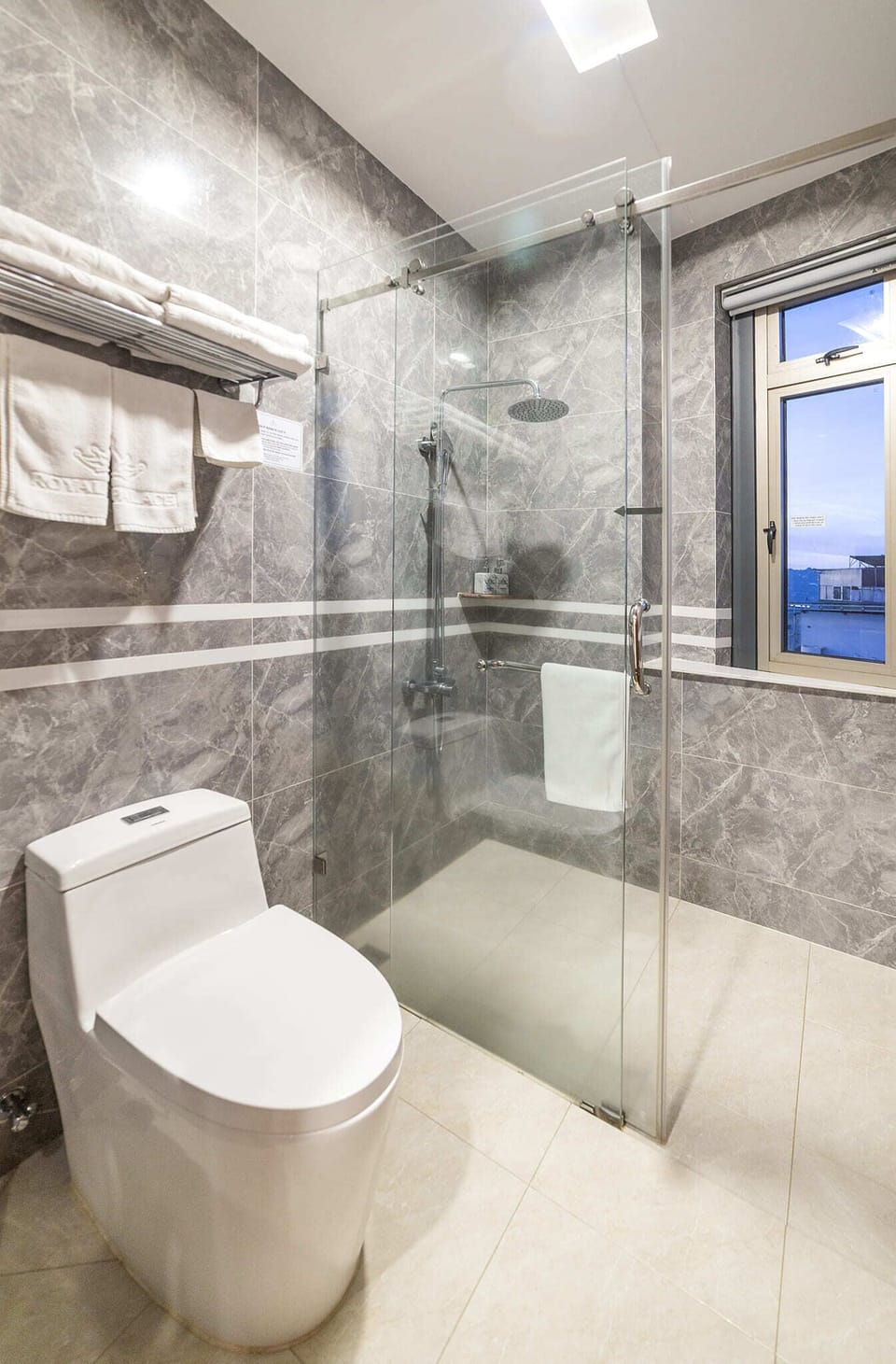 Family Quadruple Room, City View | Bathroom | Shower, free toiletries, hair dryer, slippers