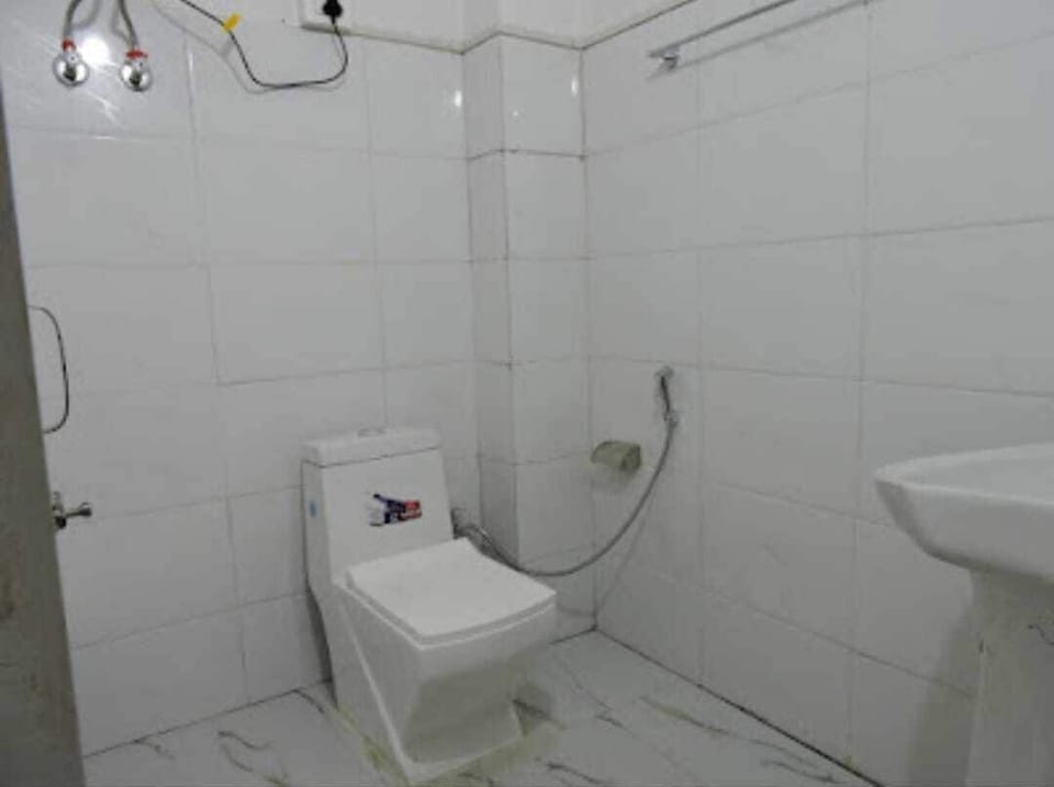 Shower, towels, soap, shampoo