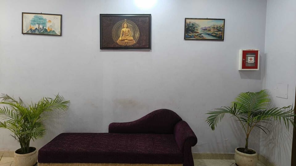 Deluxe Double Room, City View | Living area