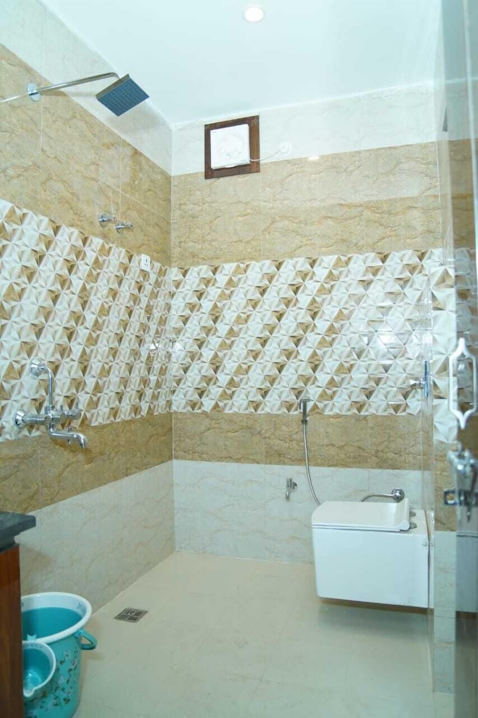 Double Room | Bathroom | Shower, towels, soap, shampoo