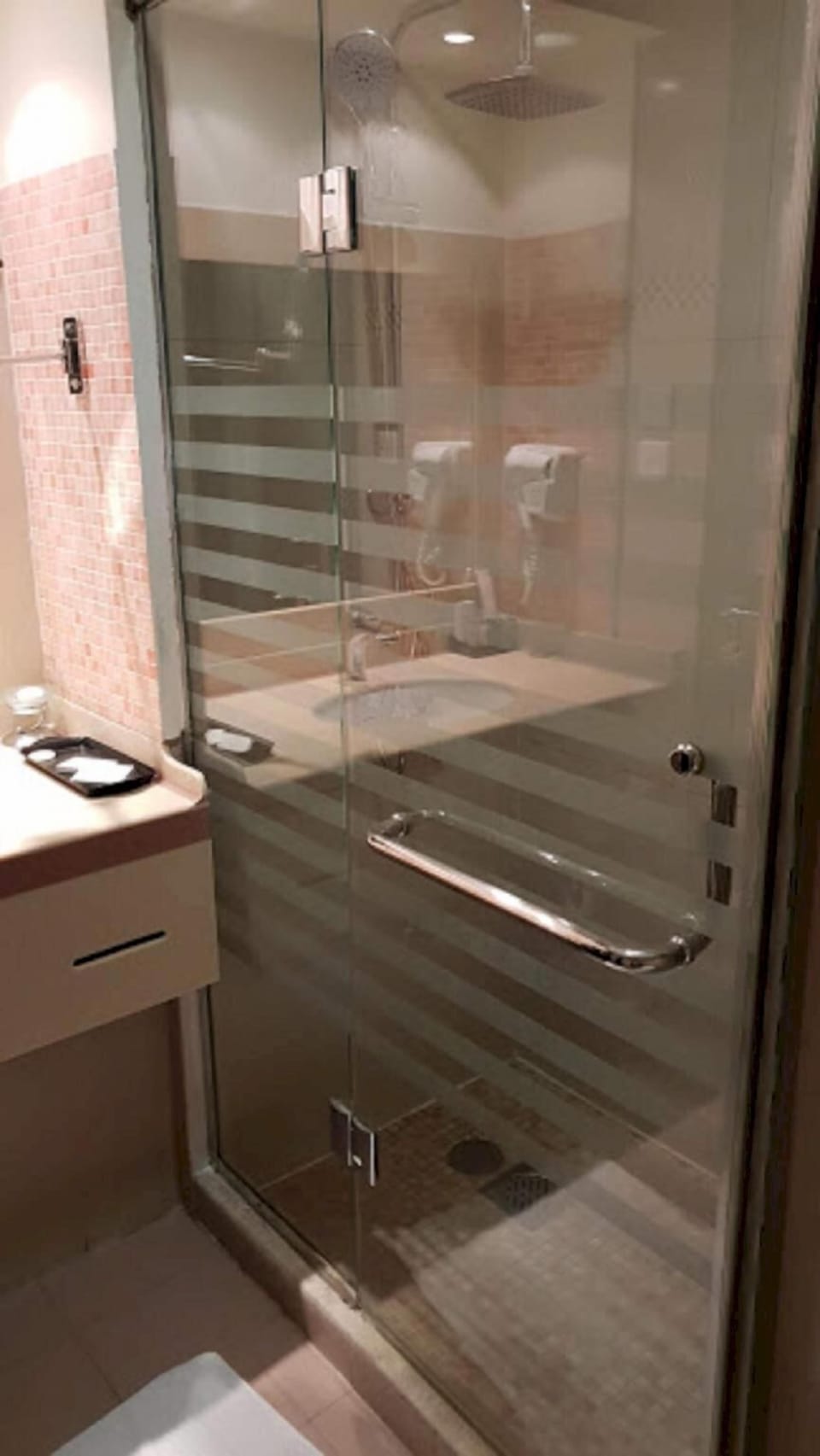 Junior Suite, 2 Twin Beds | Bathroom | Shower, free toiletries, hair dryer, bidet