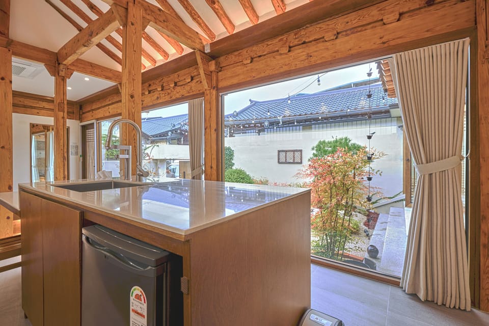 Classic House, Courtyard View | In-room dining