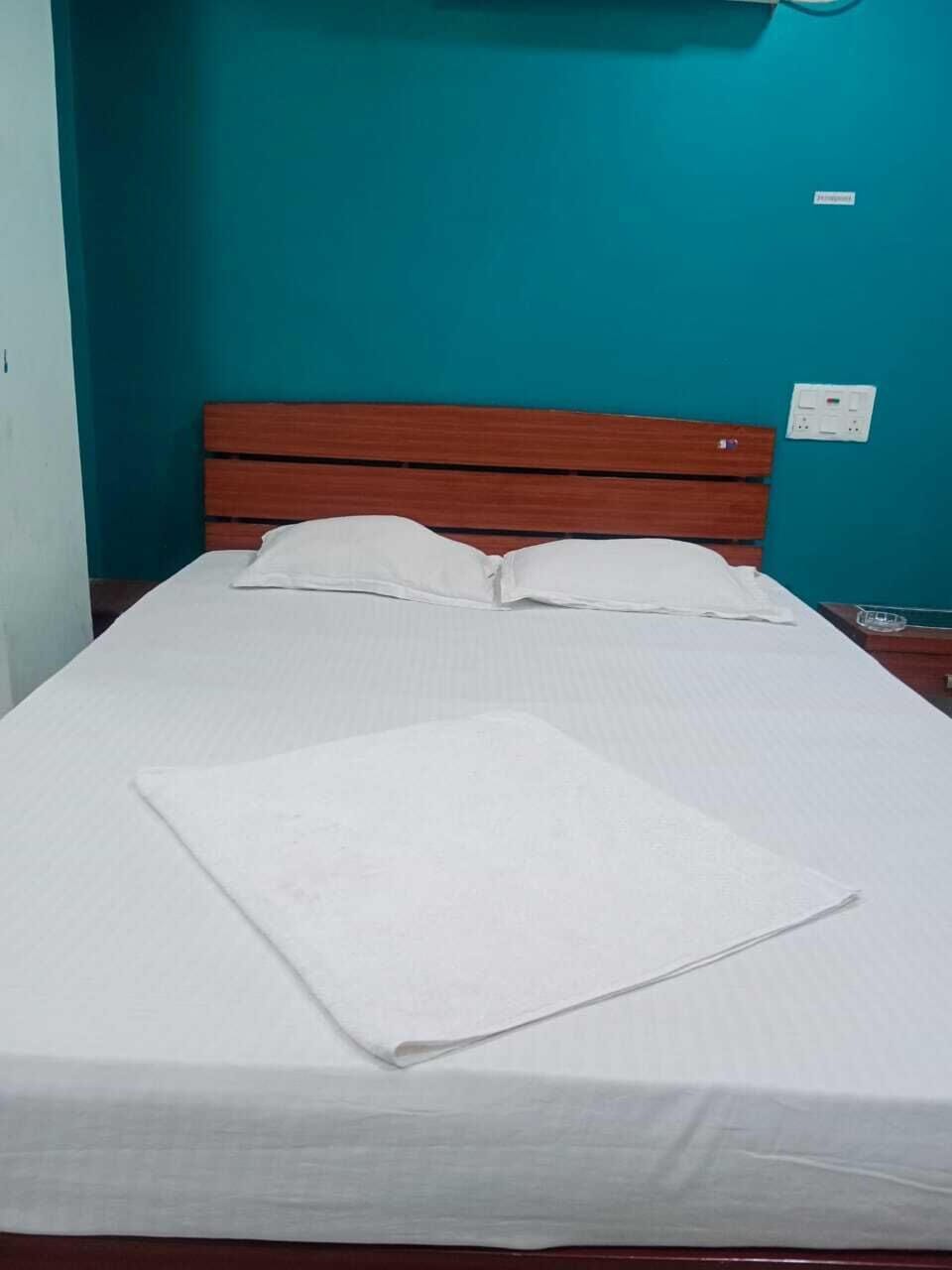 Deluxe Single Room | Laptop workspace, free WiFi