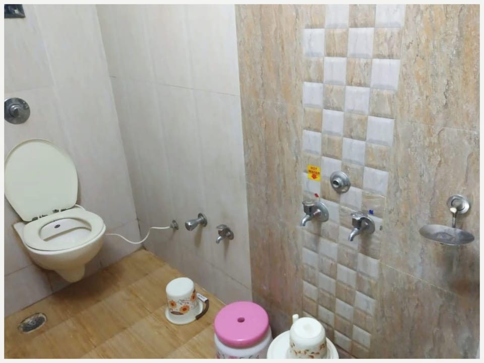 Shower, rainfall showerhead, free toiletries, towels