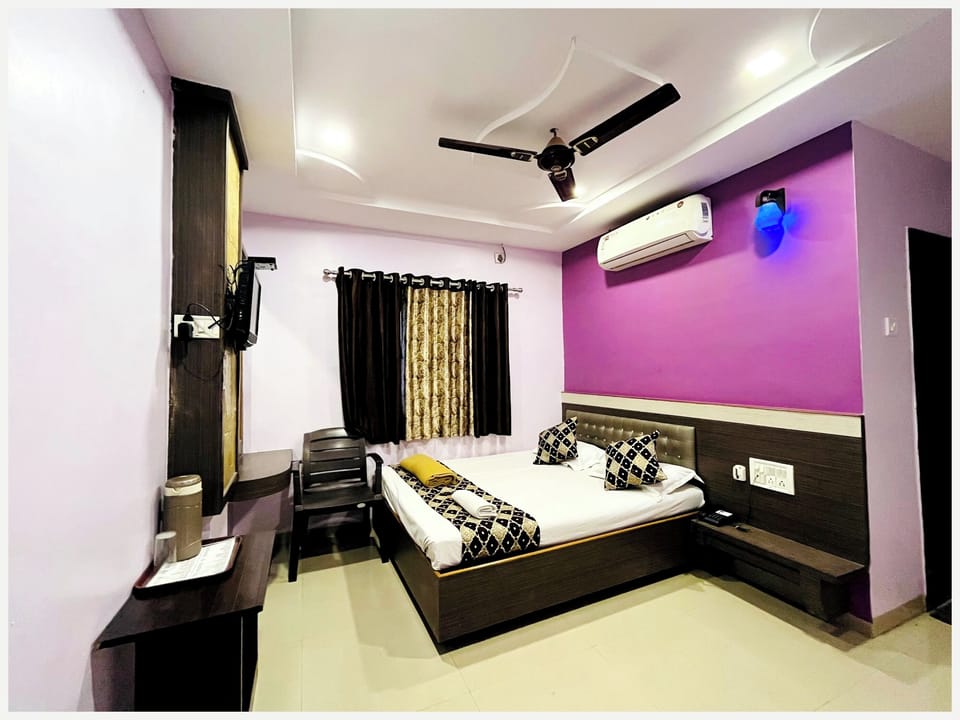 Double Room, Air conditioning | Hypo-allergenic bedding, desk, soundproofing, free WiFi