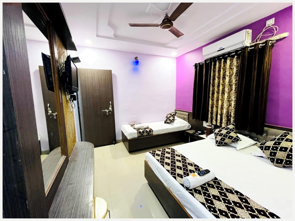 Deluxe Triple Room, Air conditioning | Hypo-allergenic bedding, desk, soundproofing, free WiFi