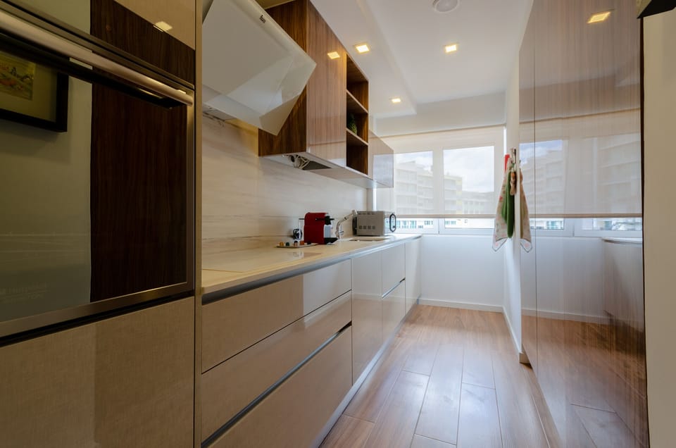 Microwave, oven, dishwasher, coffee/tea maker