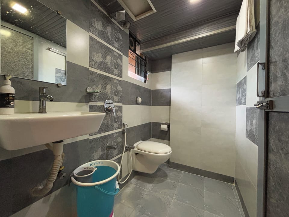 Double Room | Bathroom | Shower, towels