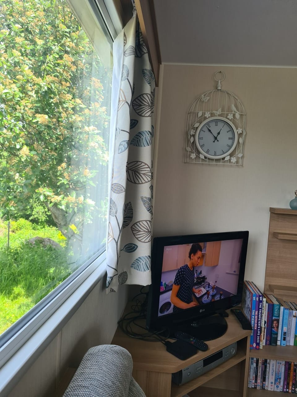 House, 2 Bedrooms, Terrace, Garden View | Living room | Books