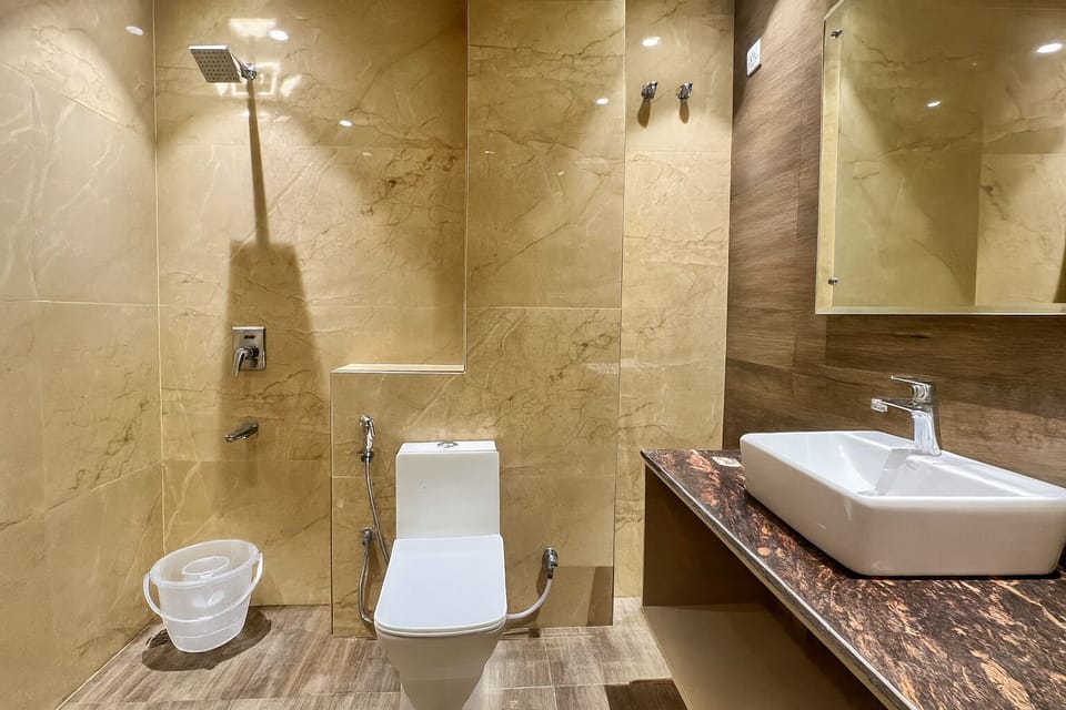 Deluxe Room | Bathroom | Shower, free toiletries, hair dryer, slippers