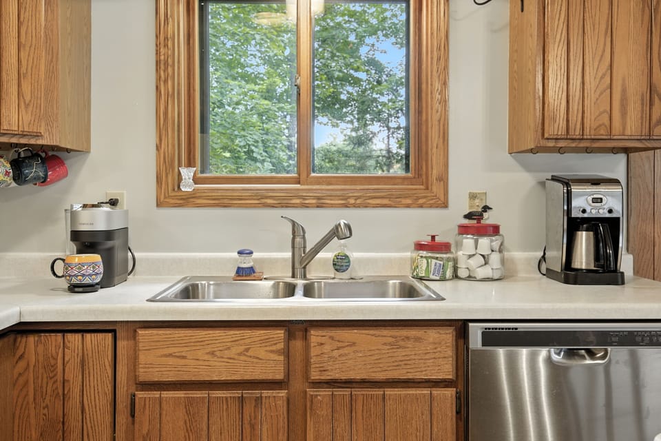 Cabin, 3 Bedrooms | Private kitchen | Fridge, oven, coffee/tea maker, toaster