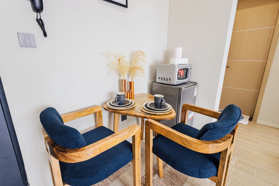 Apartment, 1 Bedroom, Accessible | Living room | Books