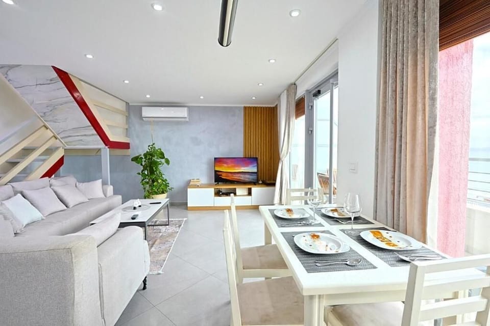 Apartment, Balcony, City View | Dining
