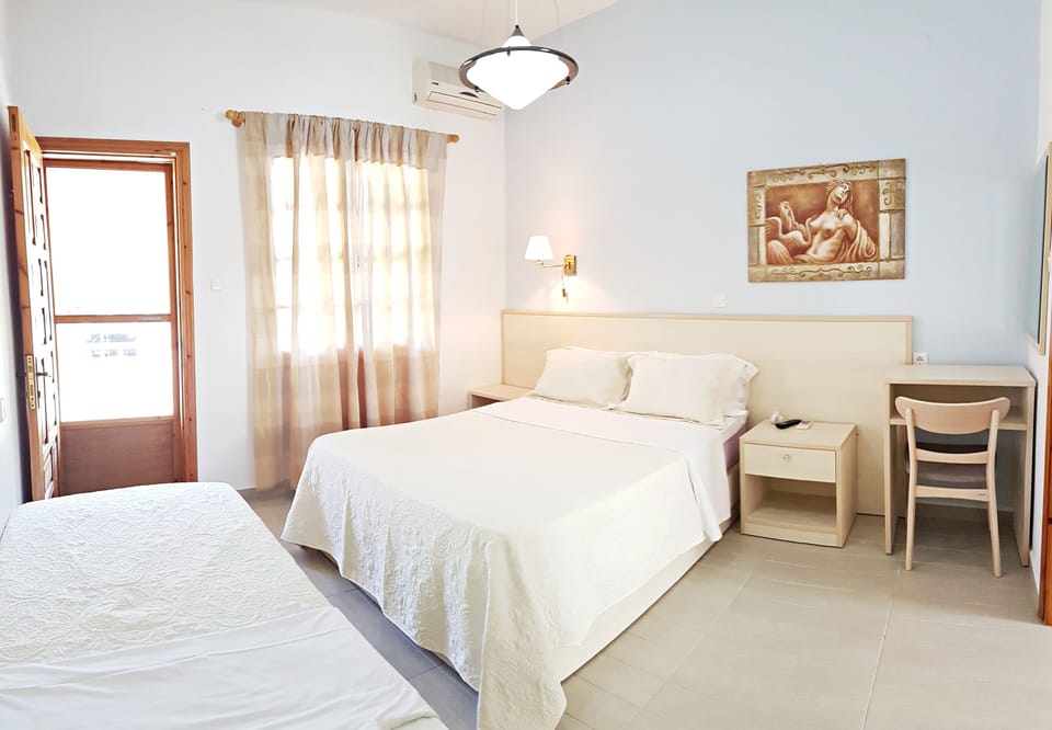 Standard Studio, 1 Bedroom | Iron/ironing board, free cribs/infant beds