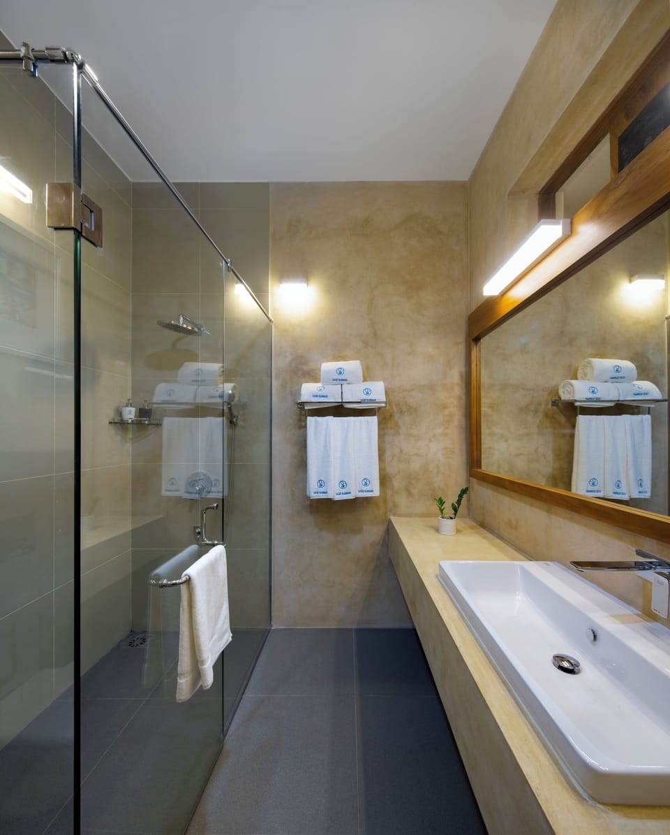 Superior Double Room, Balcony, Ocean View | Bathroom | Free toiletries, hair dryer, slippers, bidet