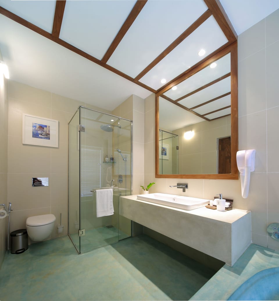Presidential Double Room, Balcony, Ocean View | Bathroom | Free toiletries, hair dryer, slippers, bidet