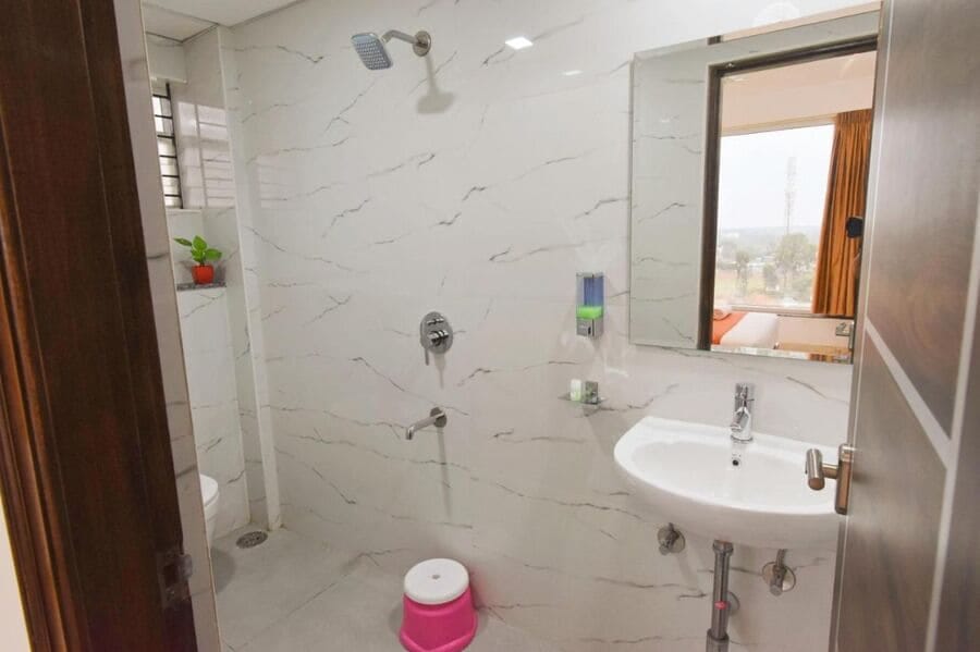 Deluxe Double or Twin Room | Bathroom | Shower, free toiletries, towels, soap