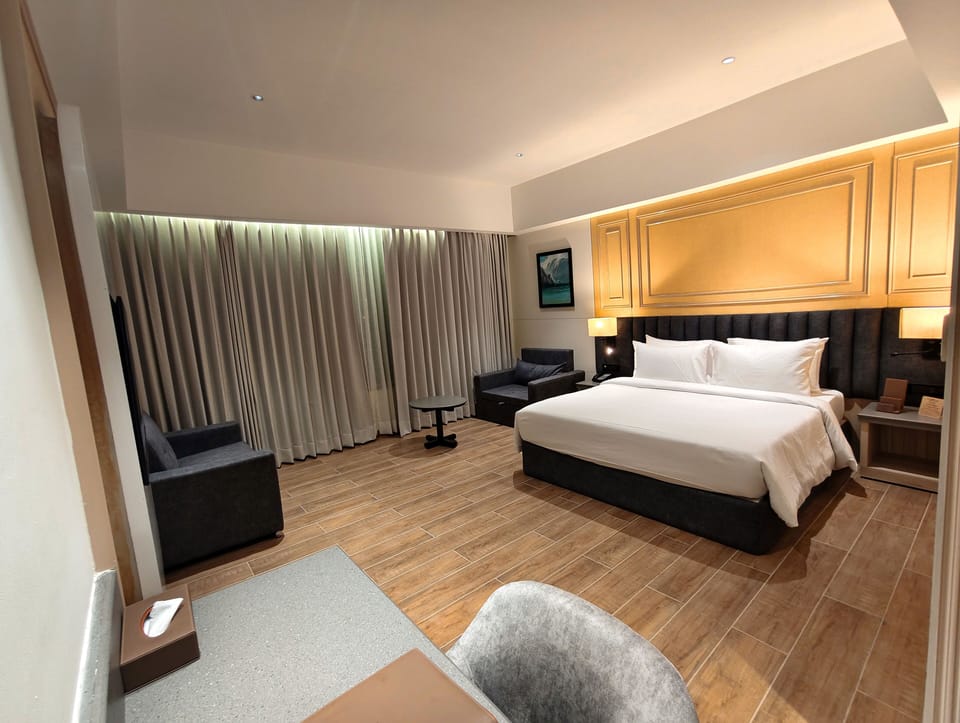 Fern Classic Room, 1 King Bed | In-room safe, desk, iron/ironing board, free WiFi