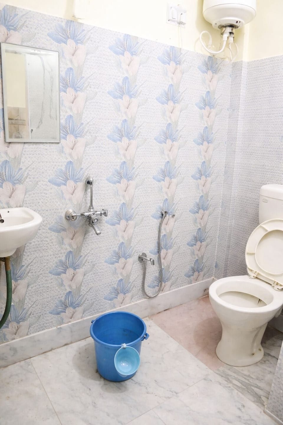Shower, rainfall showerhead, free toiletries, slippers