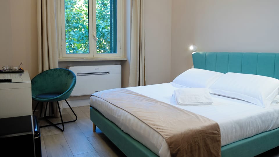 Deluxe Double or Twin Room, Non Smoking | Memory foam beds, minibar, in-room safe, desk