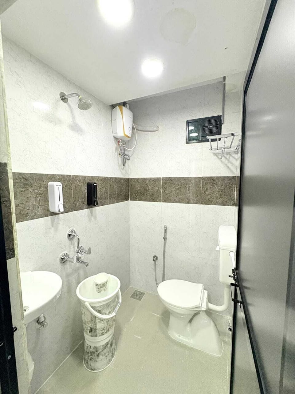 Senior Single Room | Bathroom | Shower, free toiletries, towels, soap