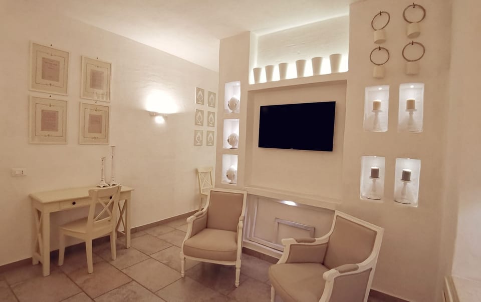 Deluxe Room, Garden View | 1 bedroom, premium bedding, down comforters, pillowtop beds