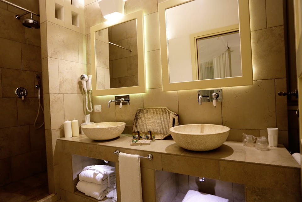 Deluxe Room, Garden View | Bathroom | Free toiletries, hair dryer, bidet, towels