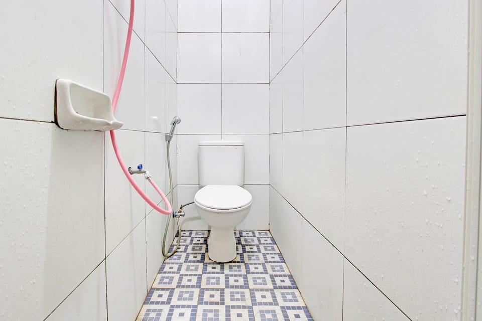 Basic Double Room | Bathroom | Shower, towels