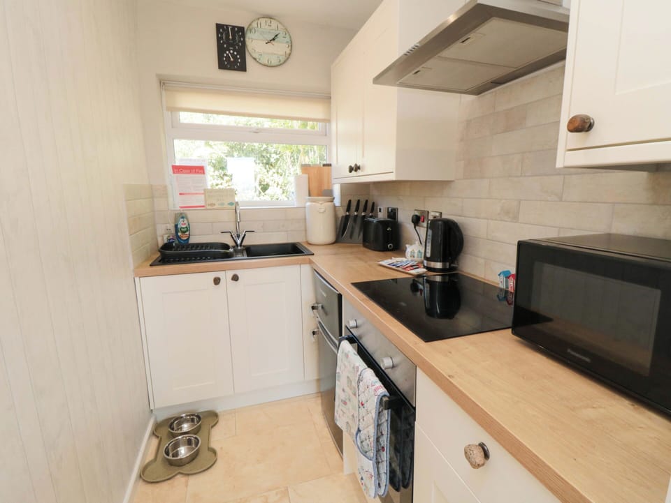 Fridge, microwave, toaster, cookware/dishes/utensils