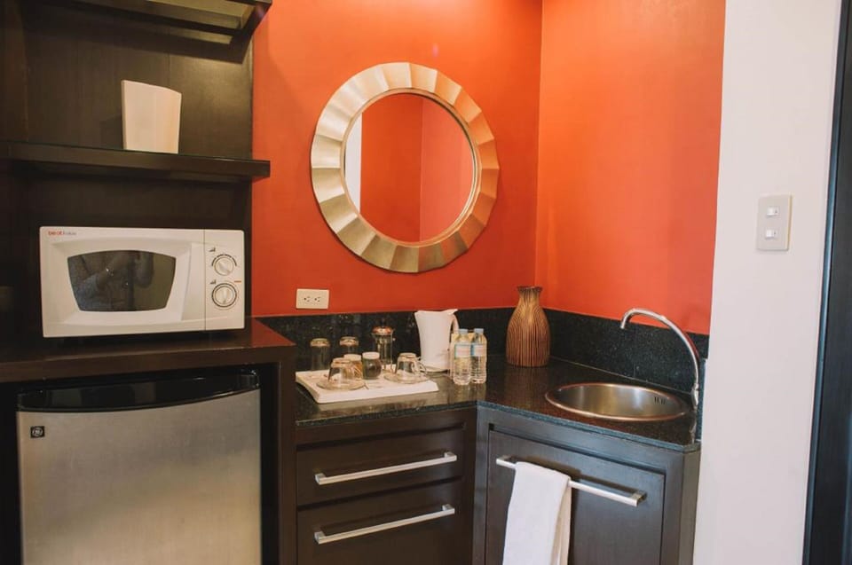 Deluxe Room | Private kitchenette | Fridge, coffee/tea maker