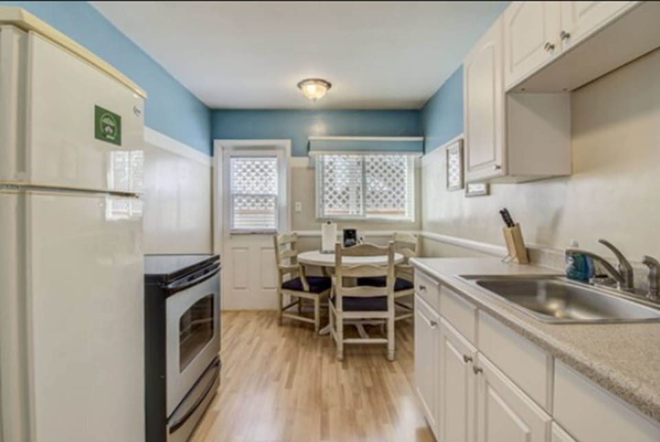 Suite, 1 Bedroom, Kitchenette | Private kitchen | Fridge, microwave, coffee/tea maker, paper towels