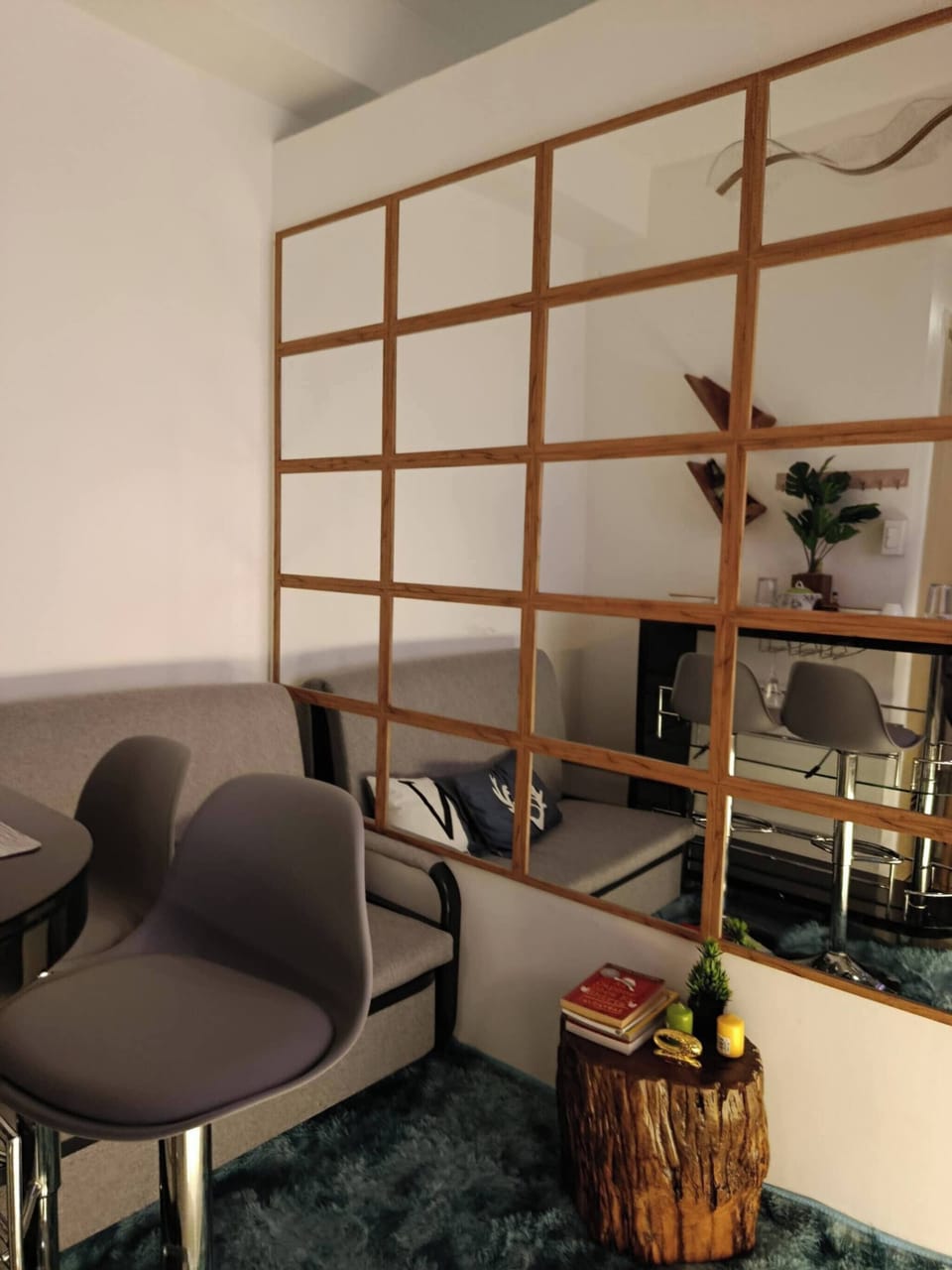 Condo, 1 Bedroom, Accessible | Living room | Books