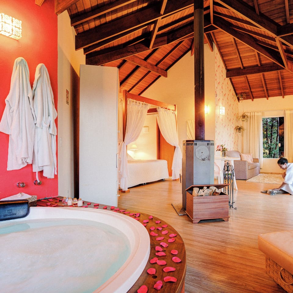 SUPREME PEARL CHALET | In-room safe, iron/ironing board, free WiFi, bed sheets