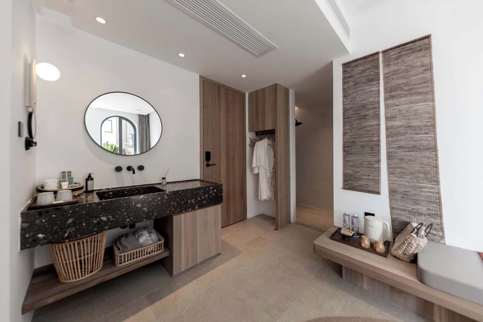 Basic Double Room, Balcony, Garden View | Bathroom | Rainfall showerhead, free toiletries, hair dryer, slippers