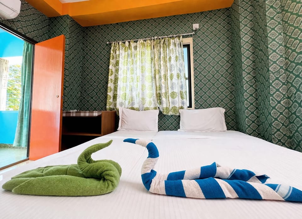 Deluxe Double Room, Air conditioning | Hypo-allergenic bedding, in-room safe, desk, soundproofing